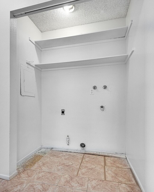 Building Photo - One Story Two Bedroom plus Den Townhouse