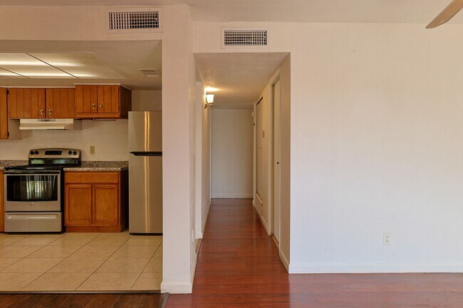 Building Photo - 618 N Medford Dr
