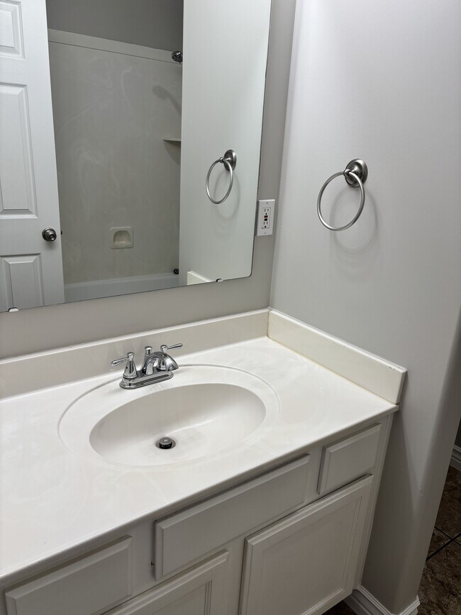 Building Photo - 405 W 375 N