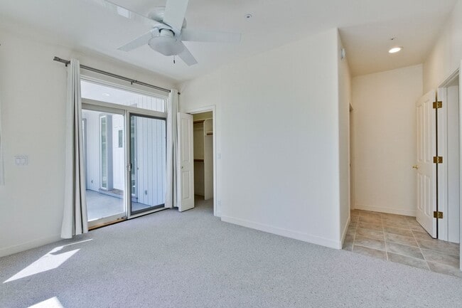 Building Photo - Large 3,767 sqft home on a 10,000 sqft lot- 2 bed located on 1st floor w/ separate entrance - Top...