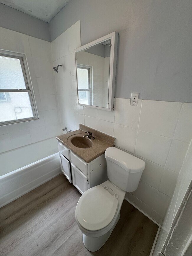 Building Photo - 1429-31 Knox Ave N