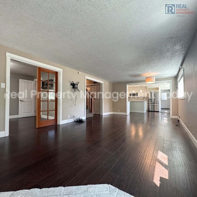Building Photo - Charming 5 Bedroom + Huge yard!