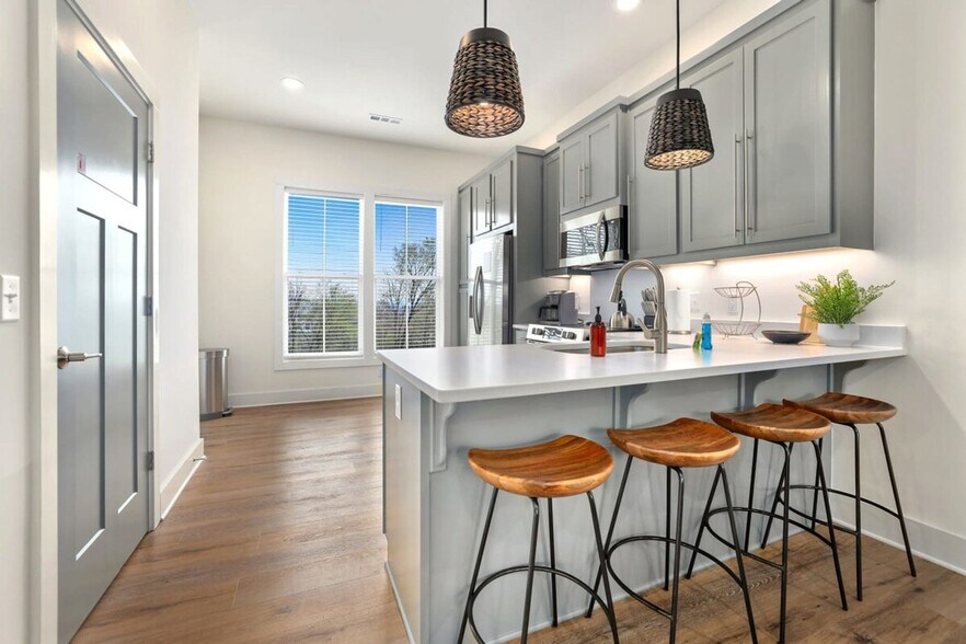 Building Photo - 372 S Hill Ave