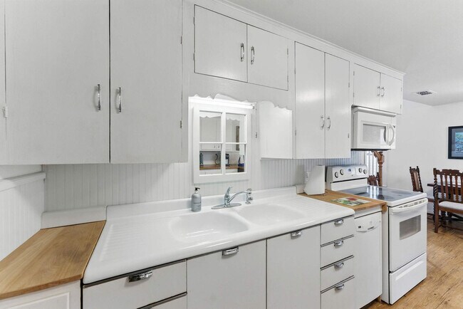 Building Photo - 175 Fredericksburg Rd