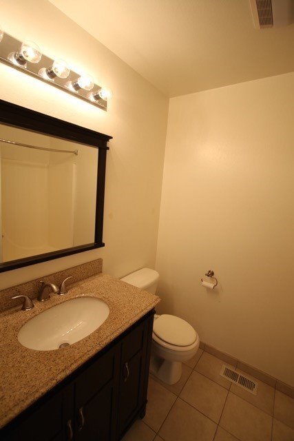 Building Photo - 3 Bedroom Eagle River Condo w/ Easy Highwa...