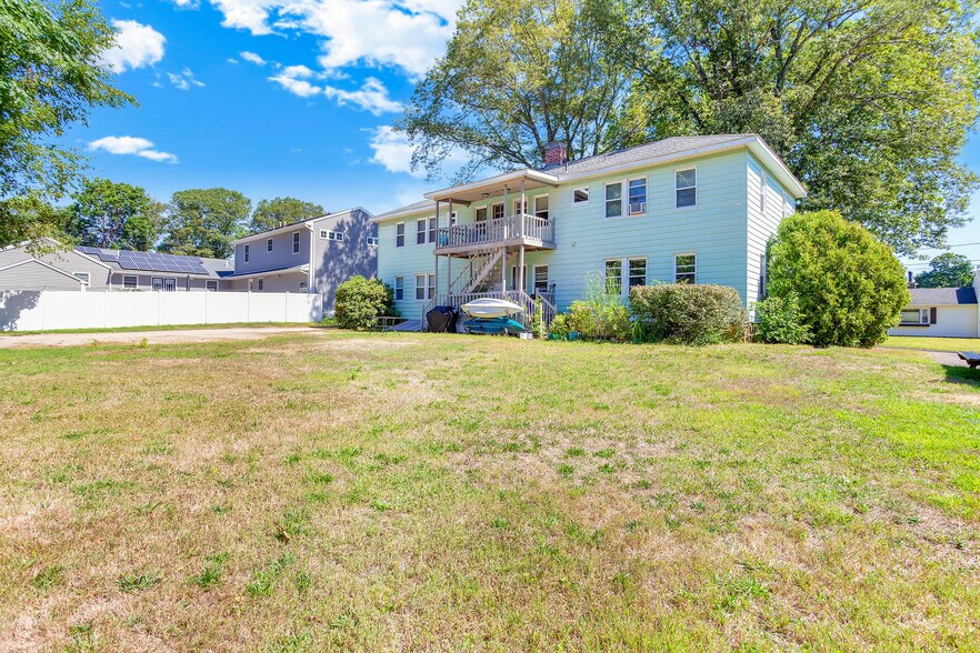 Building Photo - 5 Oak St