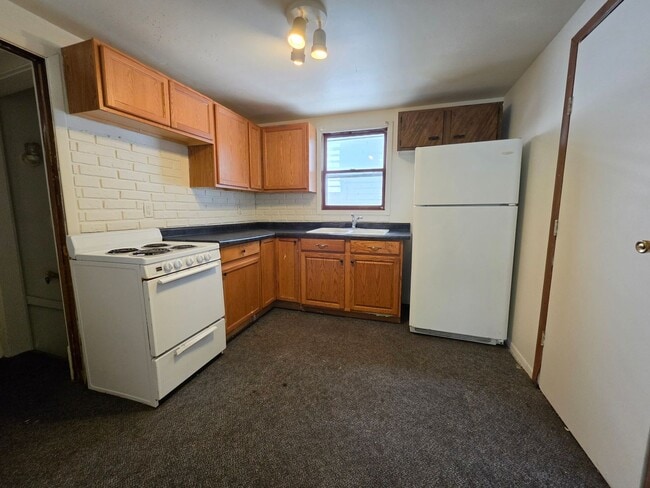 Building Photo - Spacious 2 bedroom cottage