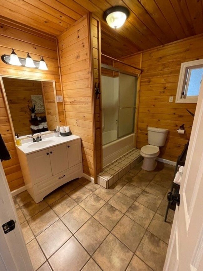 Building Photo - Tastefully remodeled cabin avail. 11/1/24 ...