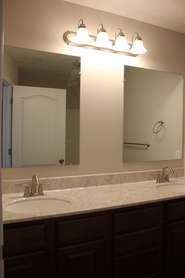 Building Photo - Cedar Point Townhouse for Rent