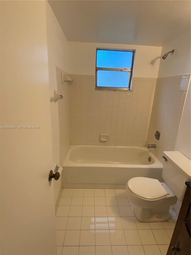 Building Photo - 514 Gardens Dr