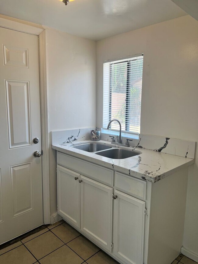 Building Photo - Concert Duplex