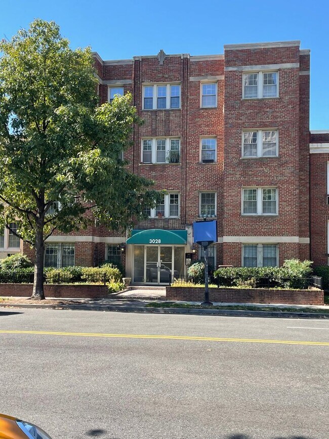 Primary Photo - *ONE MONTH'S RENT FREE* Top Floor Updated ...