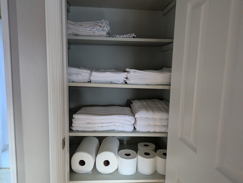 Building Photo - 89 Hedgerow Dr