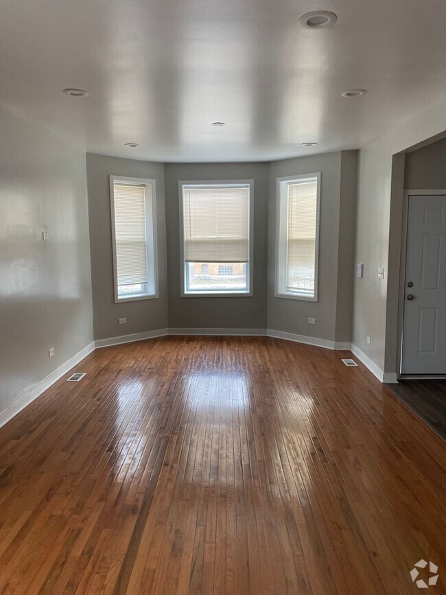 Building Photo - Spacious south side 5 bedroom beauty
