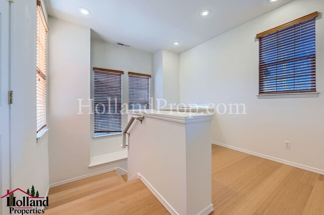 Building Photo - Charming 2-Bedroom Condo with Premium Feat...