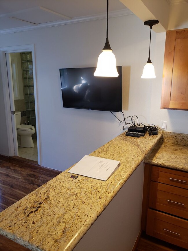 Building Photo - Private 1 bed 1 bath Windward Oahu