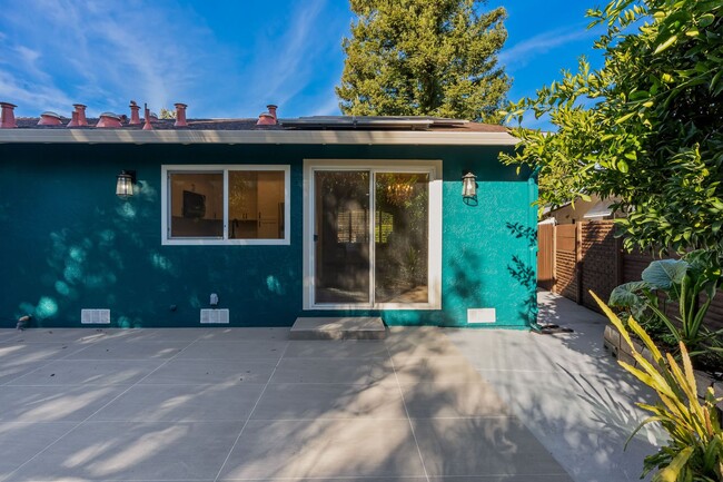 Building Photo - Beautifully remodeled 3-bedroom, 2-bathroo...