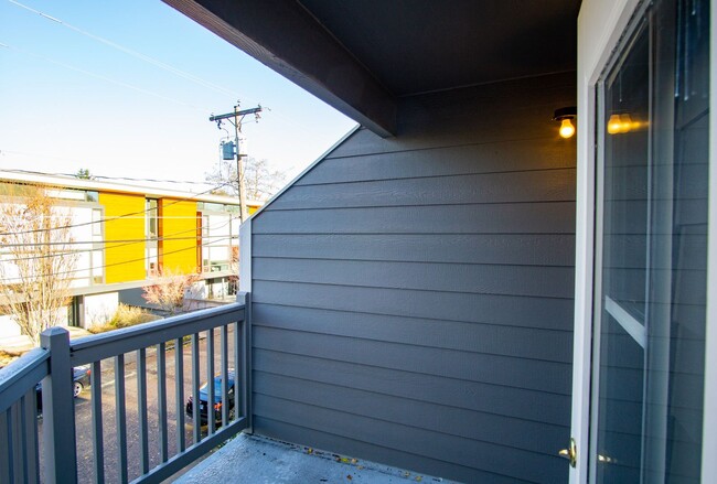 Building Photo - Top Floor 2/2 w/Condo Finishes + Vaulted Ceilings!!