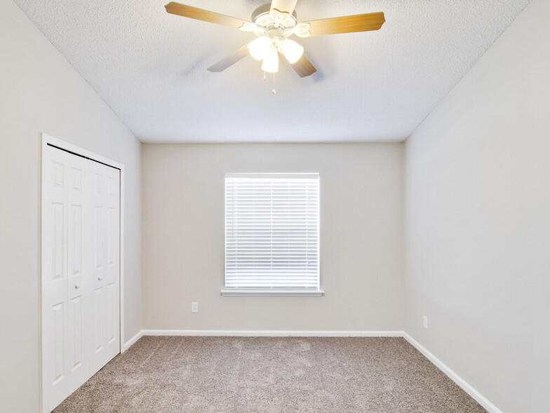 Building Photo - 1953 Longneedle Lane