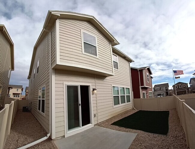 Building Photo - 3 Bed 2.5 Bath Home with AC!