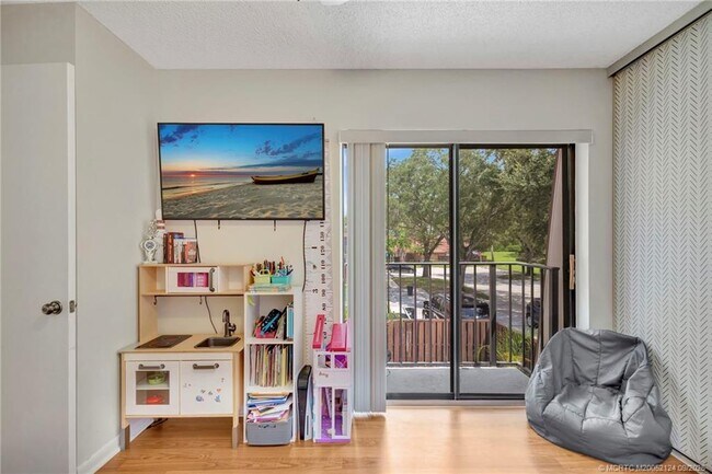 Building Photo - 2930 SW Sunset Trace Cir