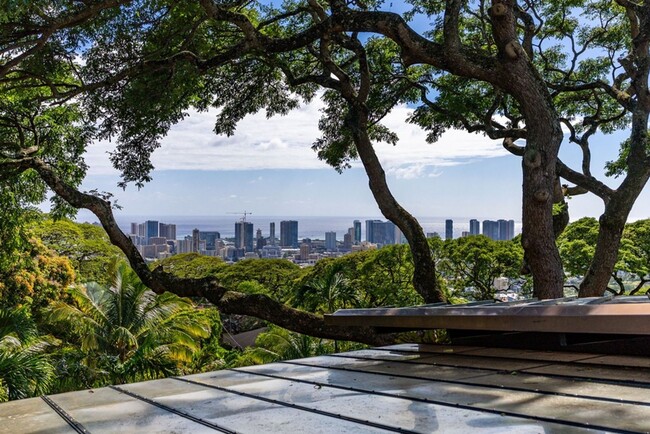 Building Photo - Tantalus Glass House: Modern Luxury with S...