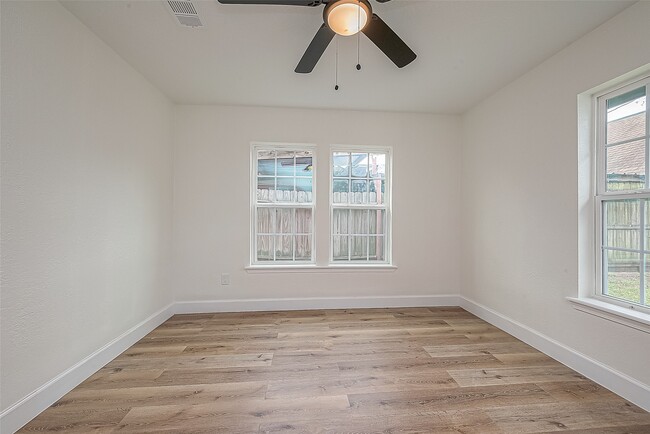 Building Photo - 4726 Pease St