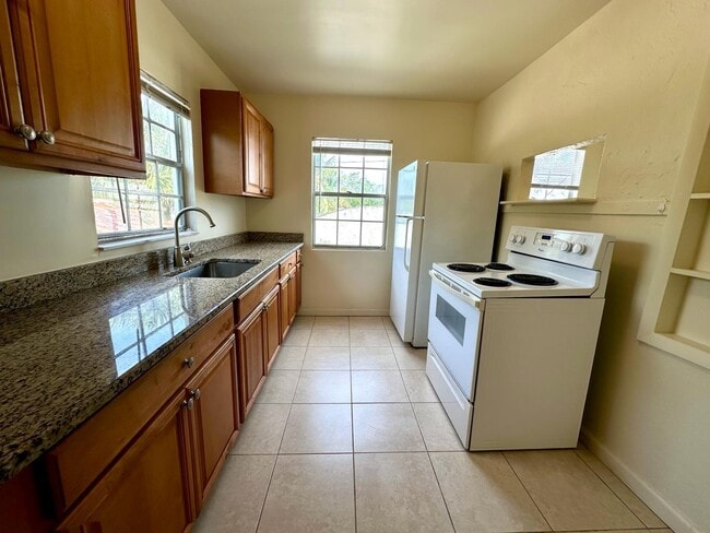 Building Photo - 1212 N Palmway