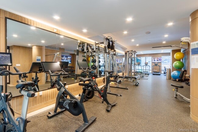 Building Photo - 200 E 21st St