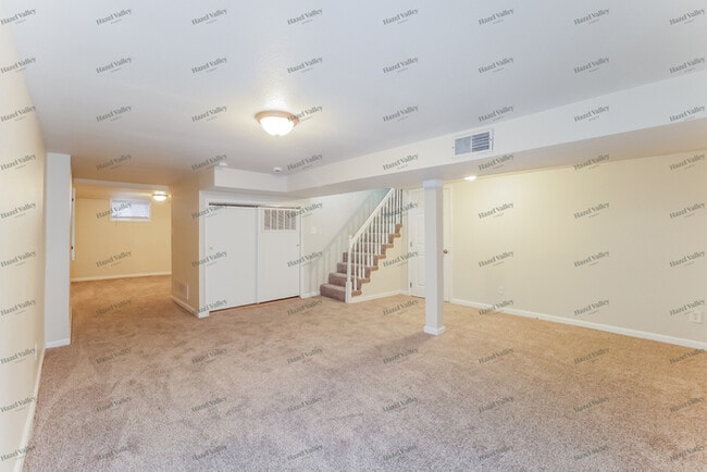 Building Photo - 318 Holiday Dr