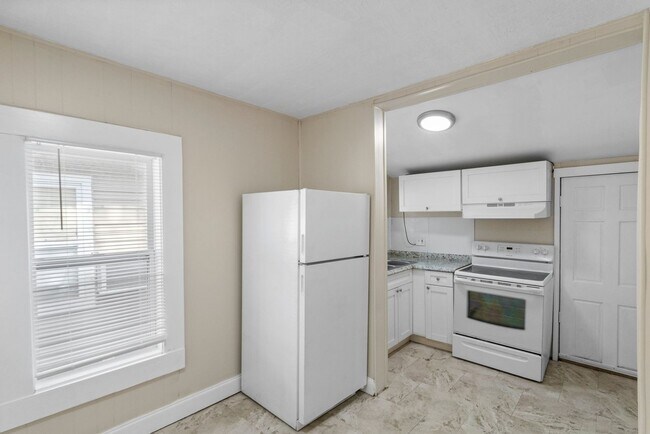 Building Photo - Cute 2bdrm/1bath house with large fenced y...