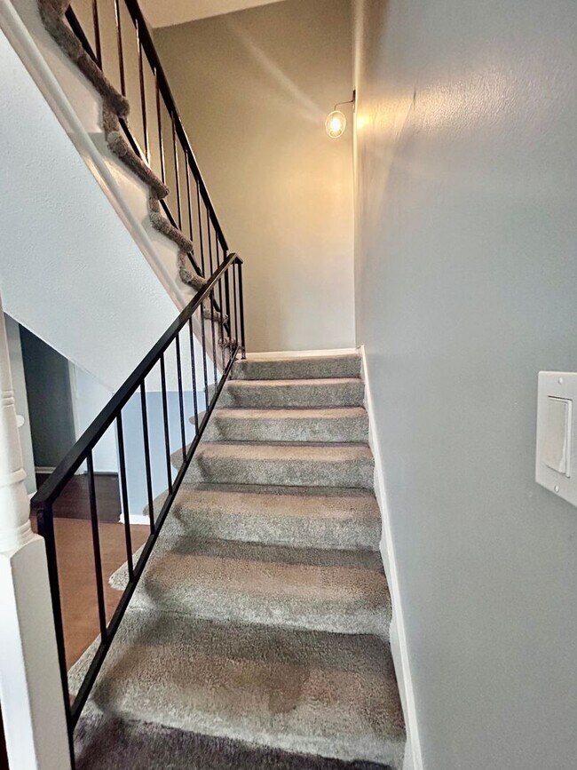 Building Photo - Newly Renovated Townhouse in Oakhaven