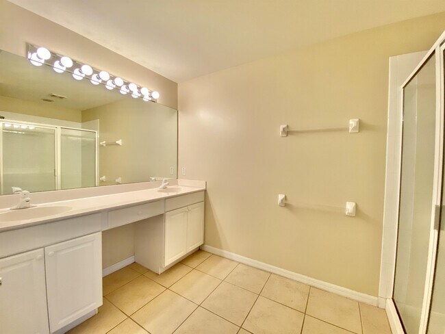Building Photo - 860 Hampton Cir