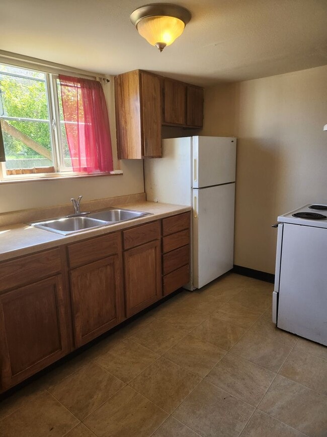 Building Photo - Lower Level Apartment