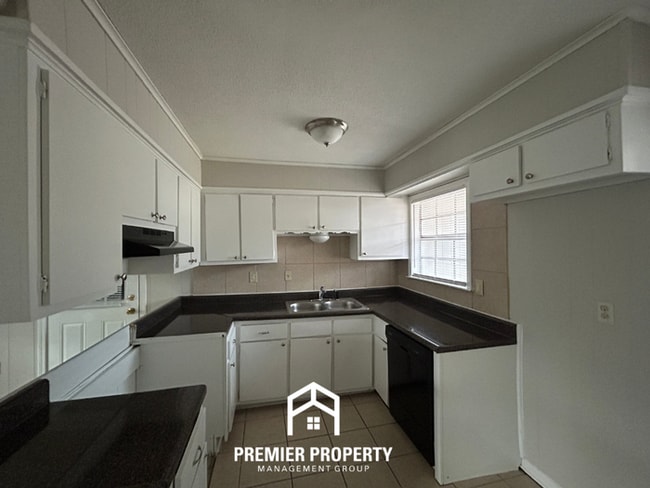 Building Photo - Spacious 4BR Home with Formal Dining, Fenced Yard & Garage in Southaven