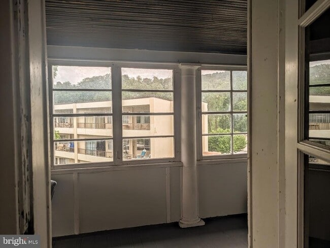 Building Photo - 233 E Pitt St