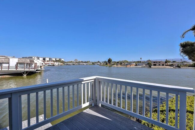 Building Photo - 686 Port Dr