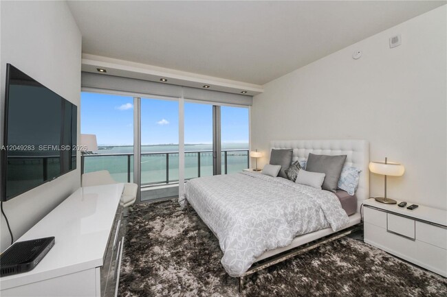 Building Photo - 1300 Brickell Bay Dr