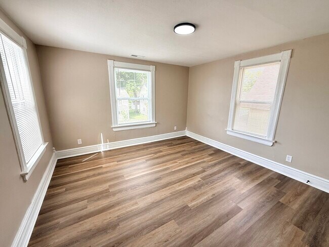 Building Photo - 214 N Cherry St