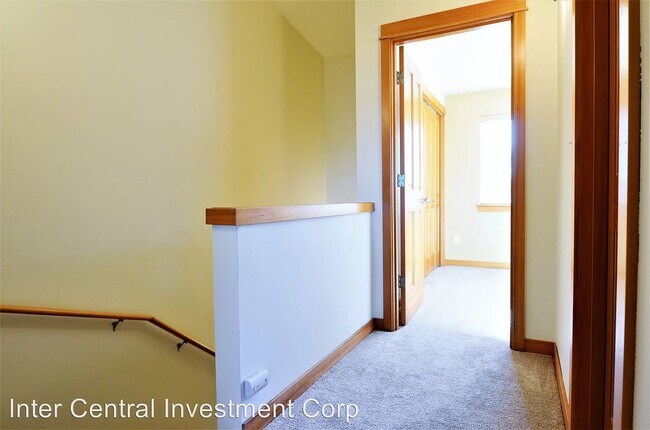 Building Photo - 4533 41st Ave SW