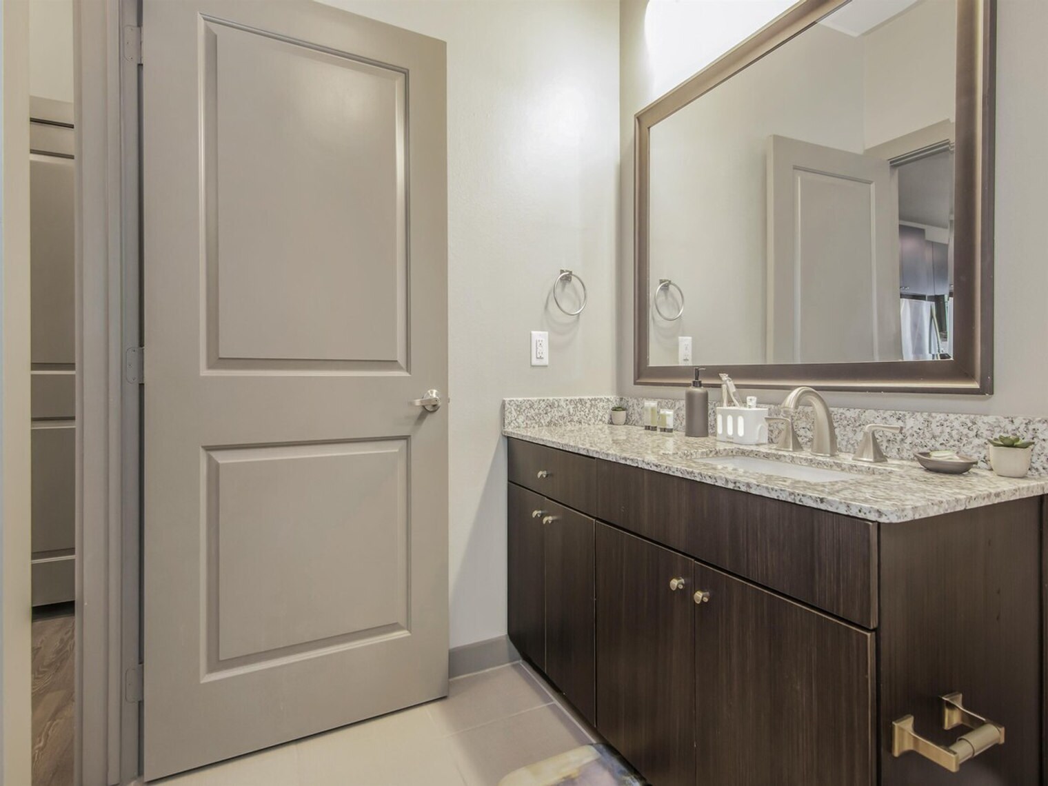 Building Photo - 1915 Canterbury St