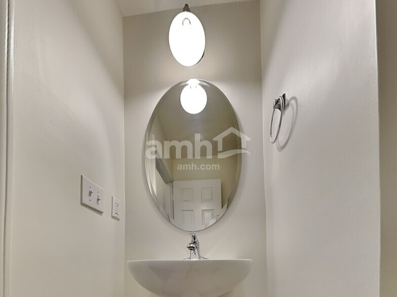 Building Photo - 124 Trayesan Dr