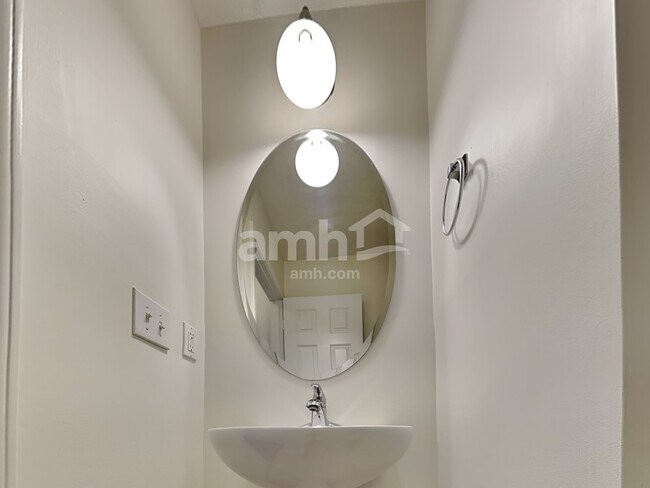 Building Photo - 124 Trayesan Dr