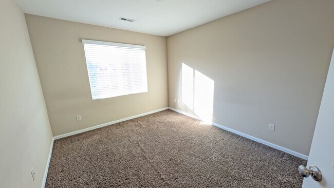 Building Photo - 4 bedroom 2.5 bathroom home