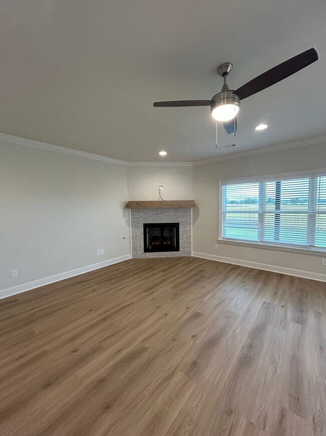 Building Photo - Beautiful Modern Home in Pea Ridge!