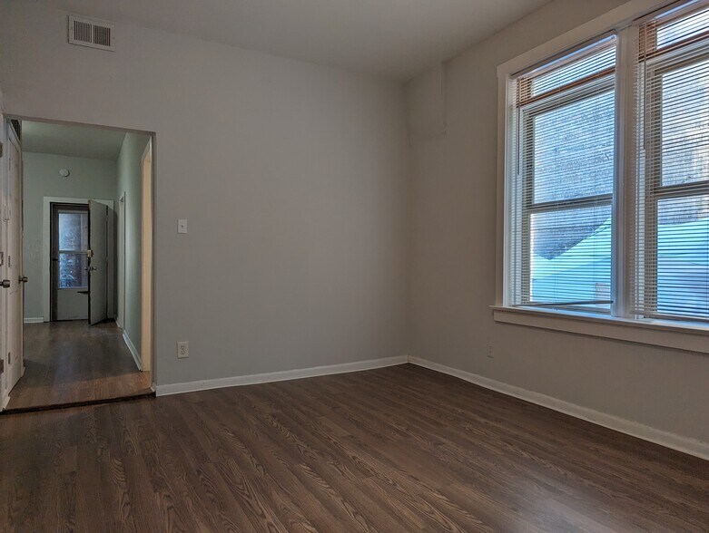 Building Photo - 1423 N Maplewood Ave