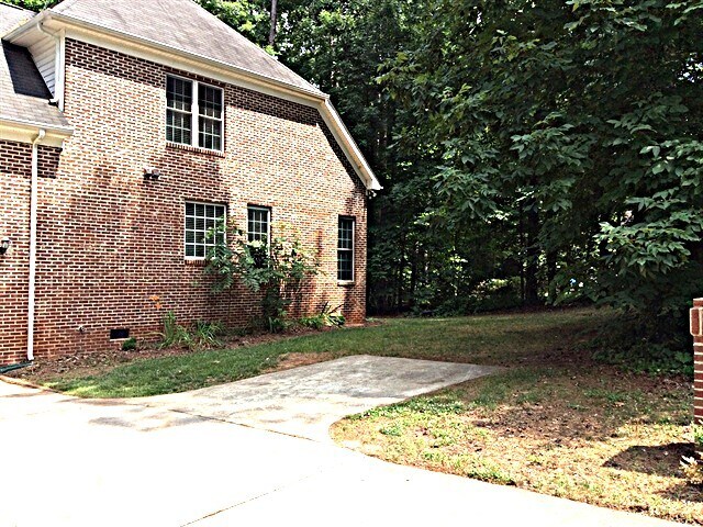 Building Photo - 8001 Lakeshore Dr