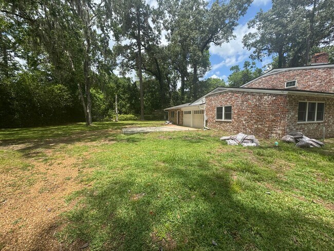 Building Photo - Stunning 4-Bedroom, 3-Bathroom Home with A...