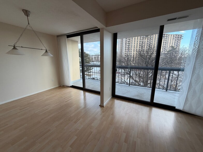 Living room / Dining Room - 7401 Westlake Ter