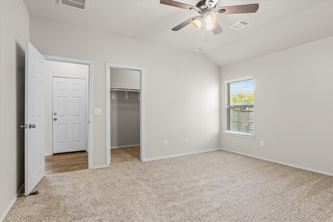 Building Photo - 627 E Fairway Lake Dr